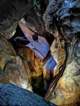Un rappel dans le canyon souterrain de Sa Fosca